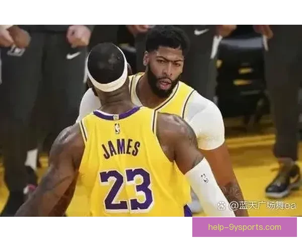 浓眉哥领衔湖人力克勇士取得季后赛关键胜利 詹姆斯与浓眉默契配合助队晋级